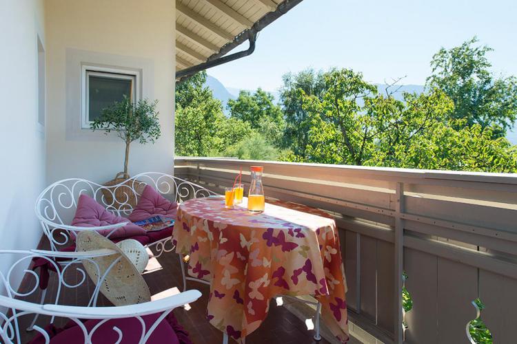 Balkon mit Blick in Grüne